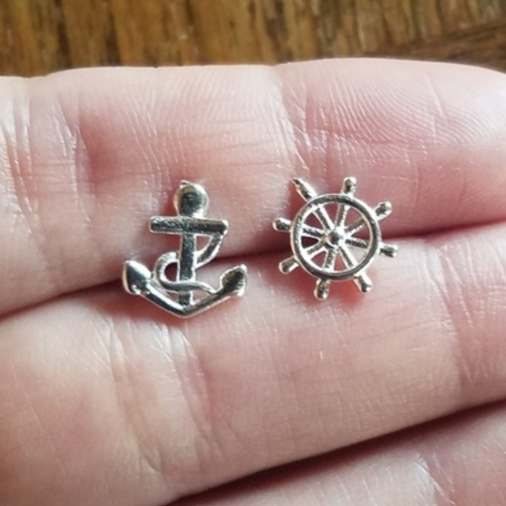 NWOT Silver Anchor & Captain's Wheel Studs - Picture 3 of 7